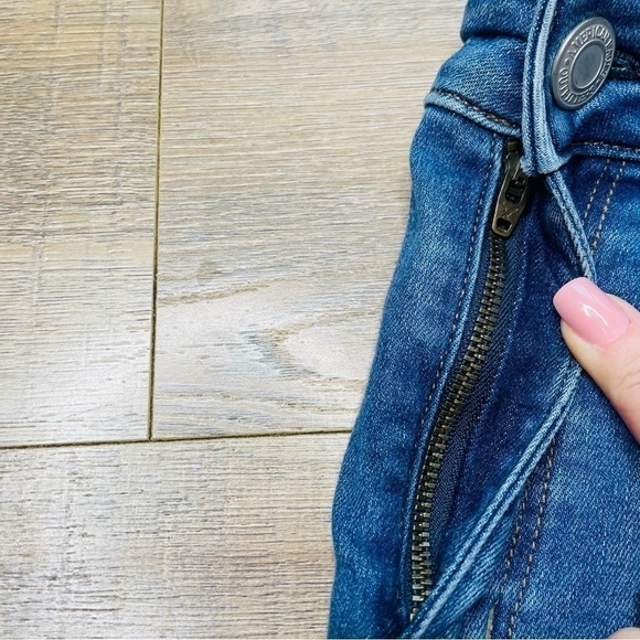 AMERICAN Eagle Destructed High Rise Jegging with Next Level Stretch Medium Wash - Picture 3 of 13